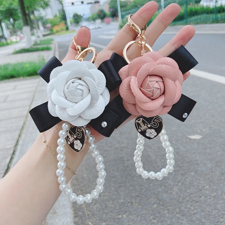 

Portachiavi In Pelle Elegant Pearl Camellia Keychain Bowknot Handmade Ladies Bag Pendant Bow Leather Flower Keychain