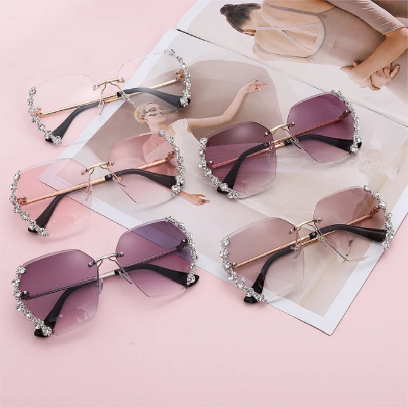 

Metal Sunglasses New Design Latest Fashion Frame Oversized sunglasses for Men women Transparent Sunglases, Multi colors