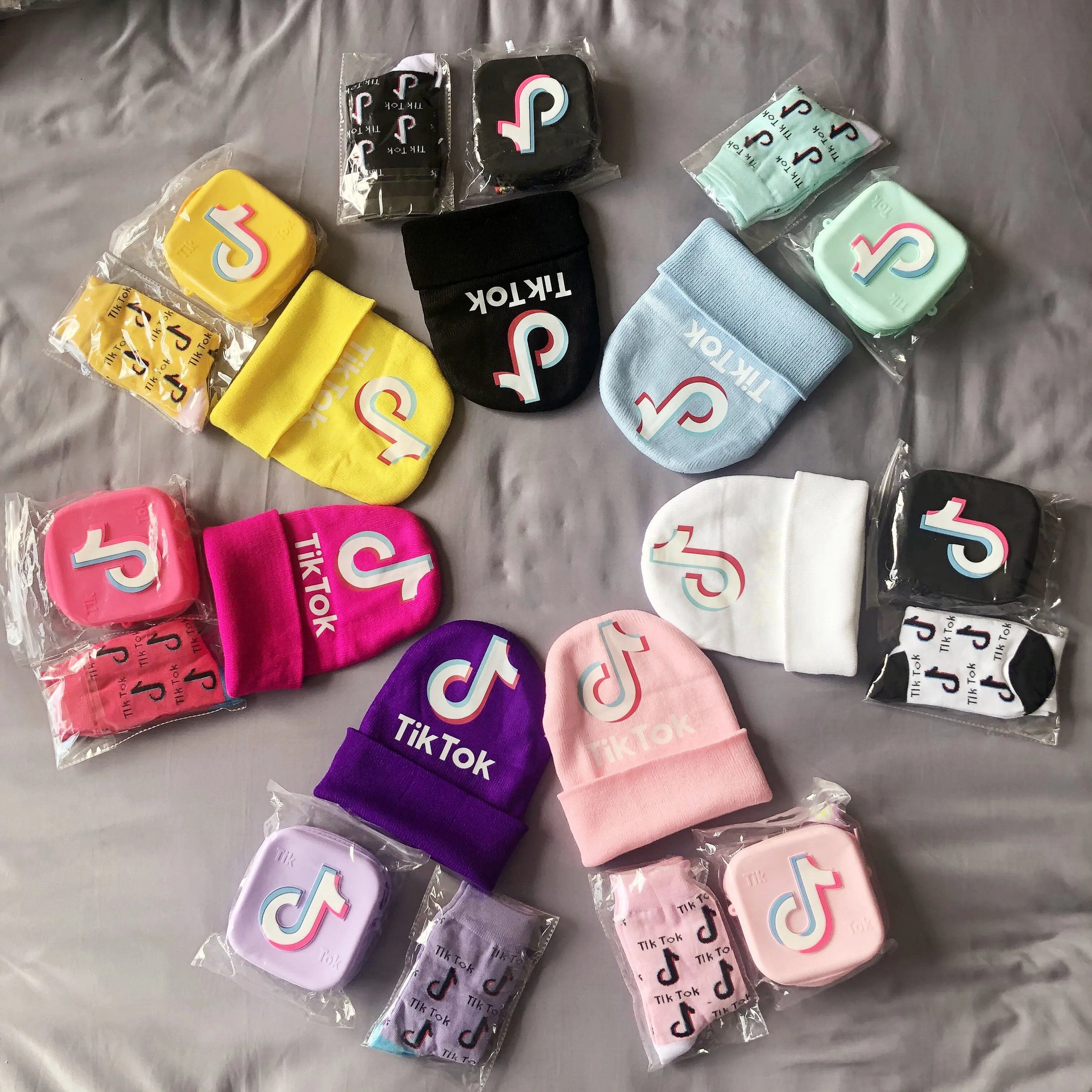 

Pop It Tiktok Trend 3 Pieces Messenger Bags Pink Silicone Coin Purse Bag for Girls Teenager Tik Tok Purse Socks Hat Set