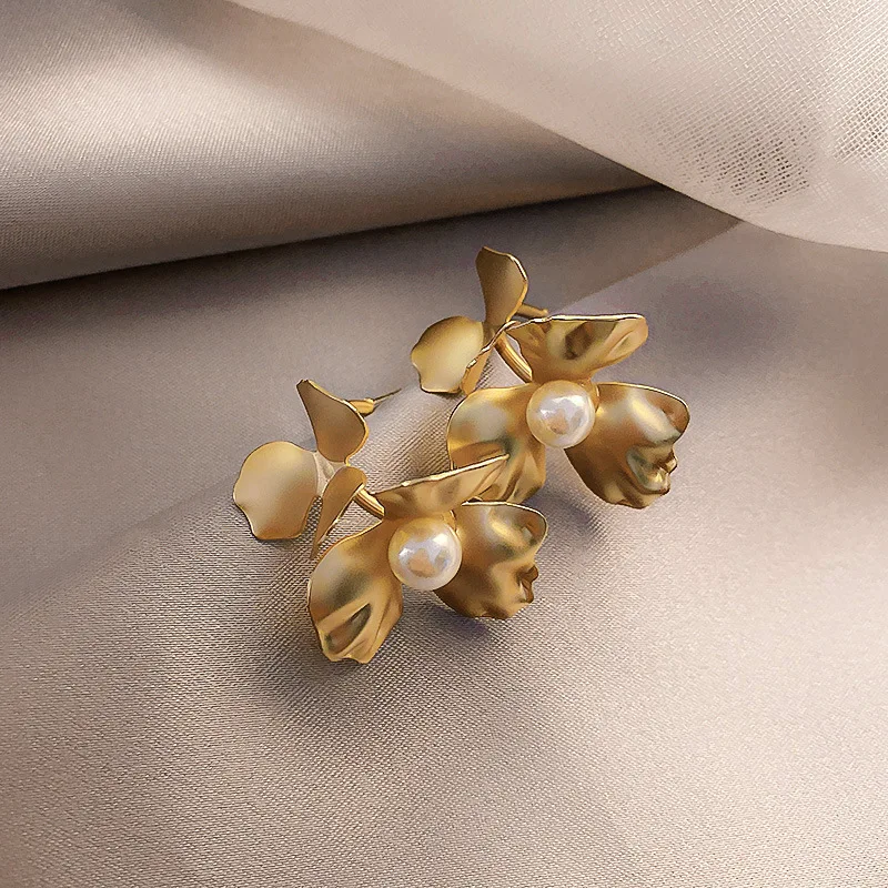 

fashion pearl metal stud earrings 2020 women flower