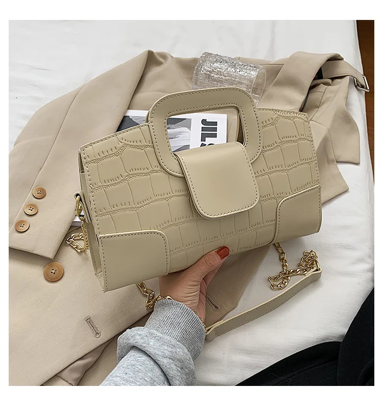 

External frame and olive woman handbag