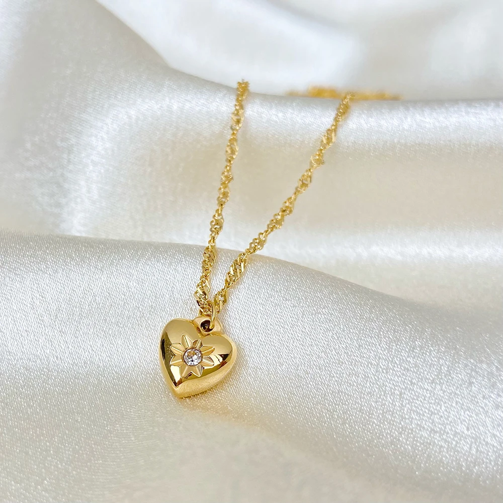 

Fashion titanium steel plated 18K gold necklace female retro three-dimensional love hexagram pendant necklace jewelry 2024