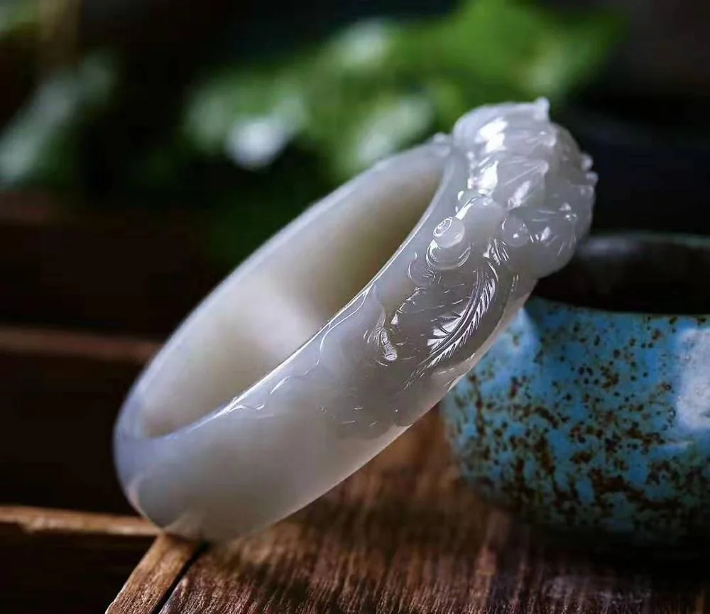 

Sell stylish and exquisite Hetian jade carved bracelets