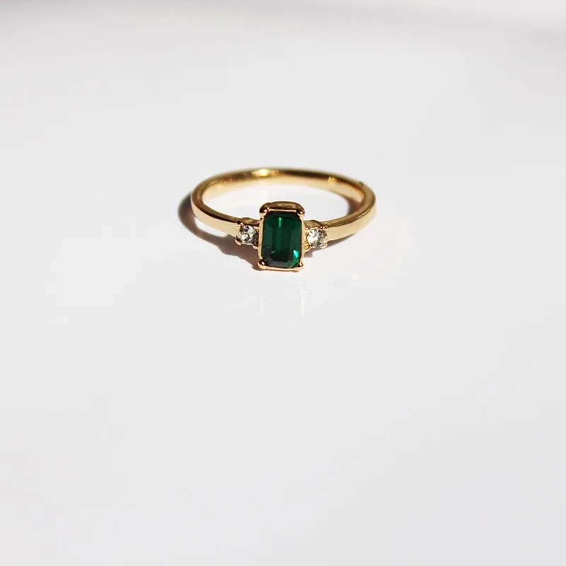 

Vintage Dazzling Imitation-Emerald Rhinestone Elegant Finger Ring Exquisite Chic Crystal Ring Women Temperament Jewelry