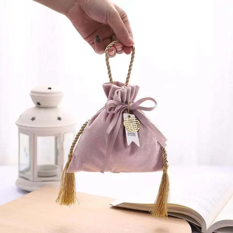 

Soft Quality Dusk Pink Champagne Red Velvet Reusable Drawstring Bags For Wedding Favor Candy Gift With Tassel Card Double Xi