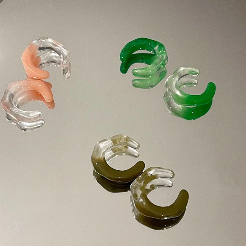 

2021 Summer New Clear Resin Double Color Ear Bone Clip Simple Acrylic C-Shaped Women Small Lovely Cartilage Clip Earring, Picture shows