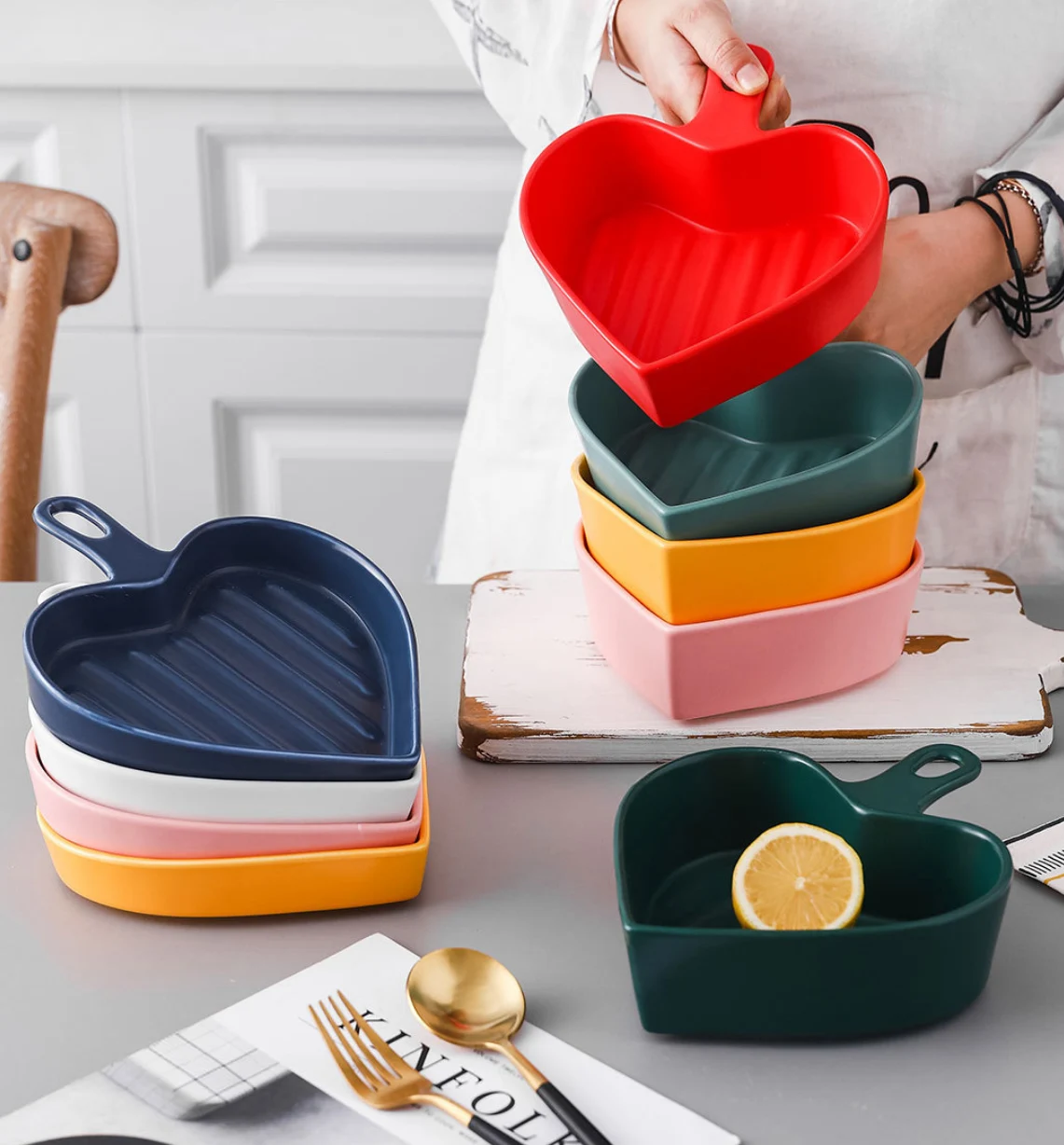 

Factory Direct Nordic Creative Matte Heart Shape Ceramic Plate With Handle