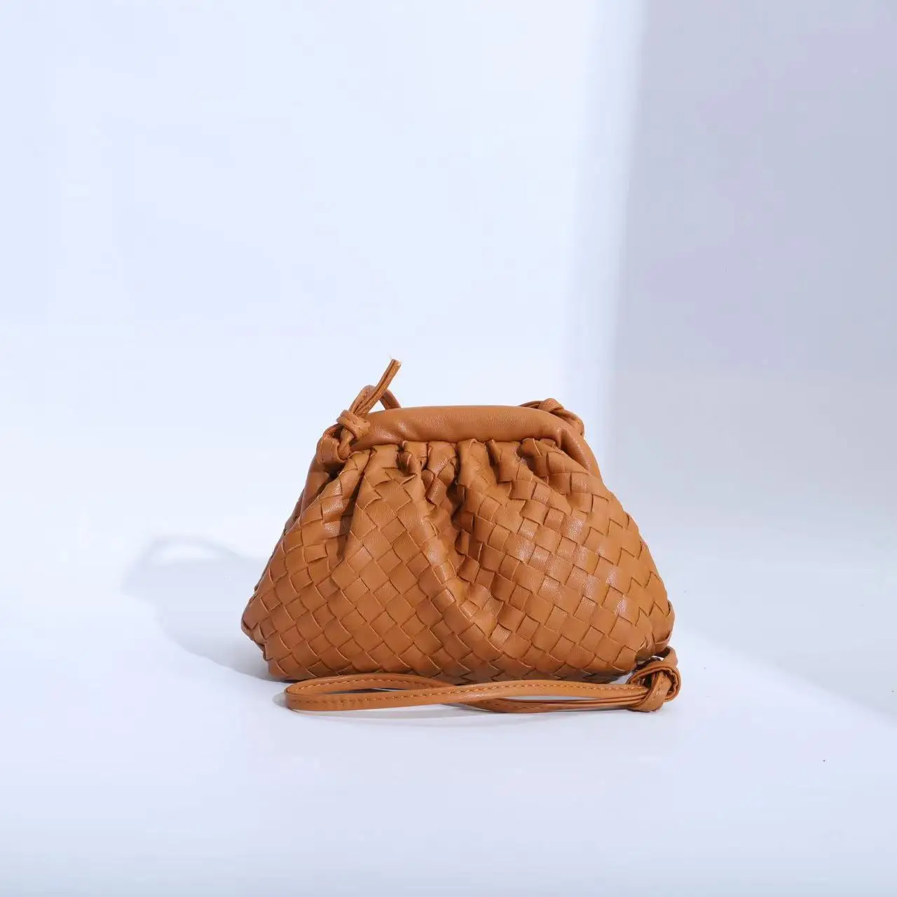 

Bolsos Para Mujeres 2023 Trendy Women'S Retro Pu Leather Weaving Cloud Bags One Shoulder Diagonal Handbag Factory Wholesale