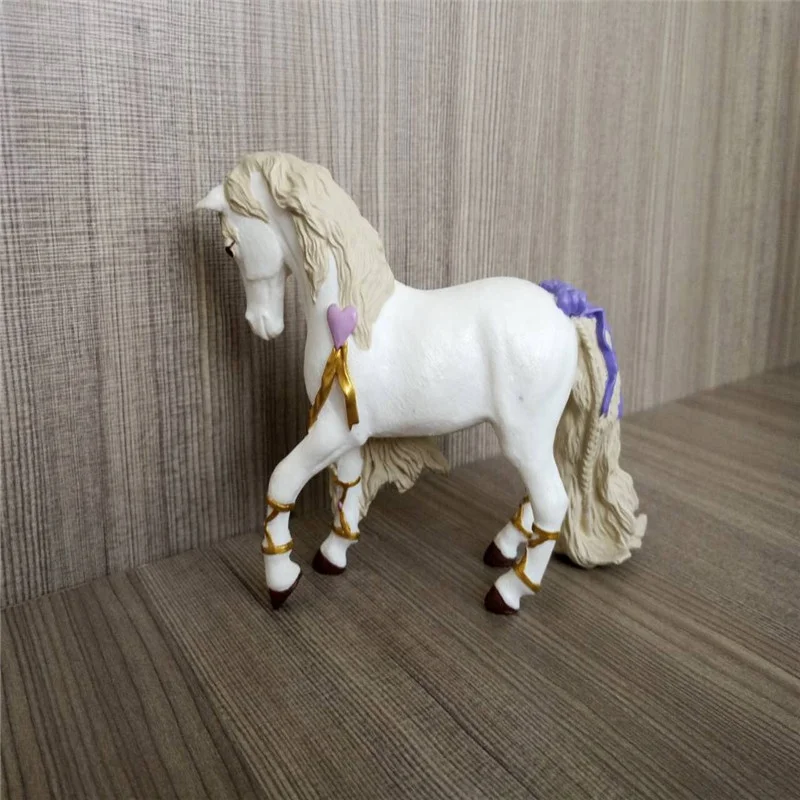 Белый конь игрушка. Белый конь игрушка