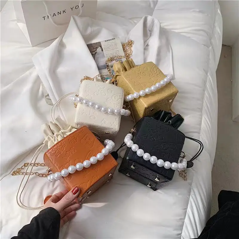 

Fashion Girl Purse Small Messenger Mini Bolsas Pearl Square Bag Embossed Words Shoulder Messenger Bags 2021 Box Handbag