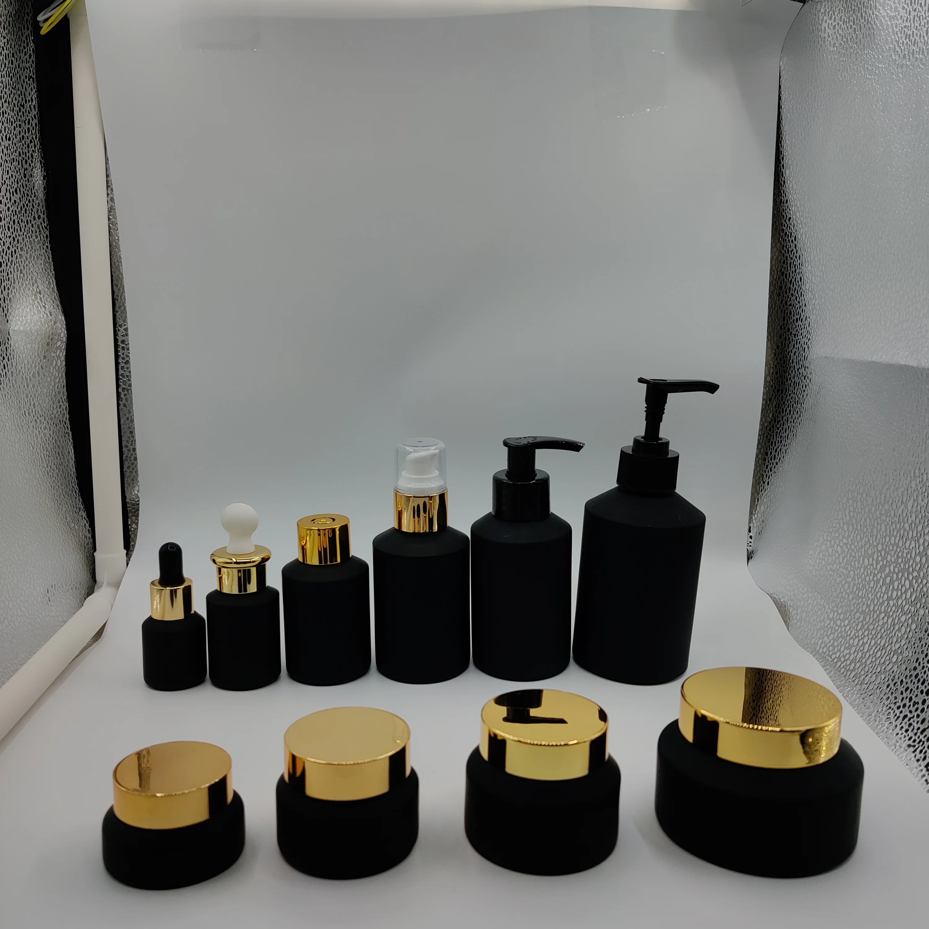 

Stocked 15g30g50g100g Black Cosmetic Matte Glass Tilt Jar for Skin Care Eye Face Cream with Bamboo Lid