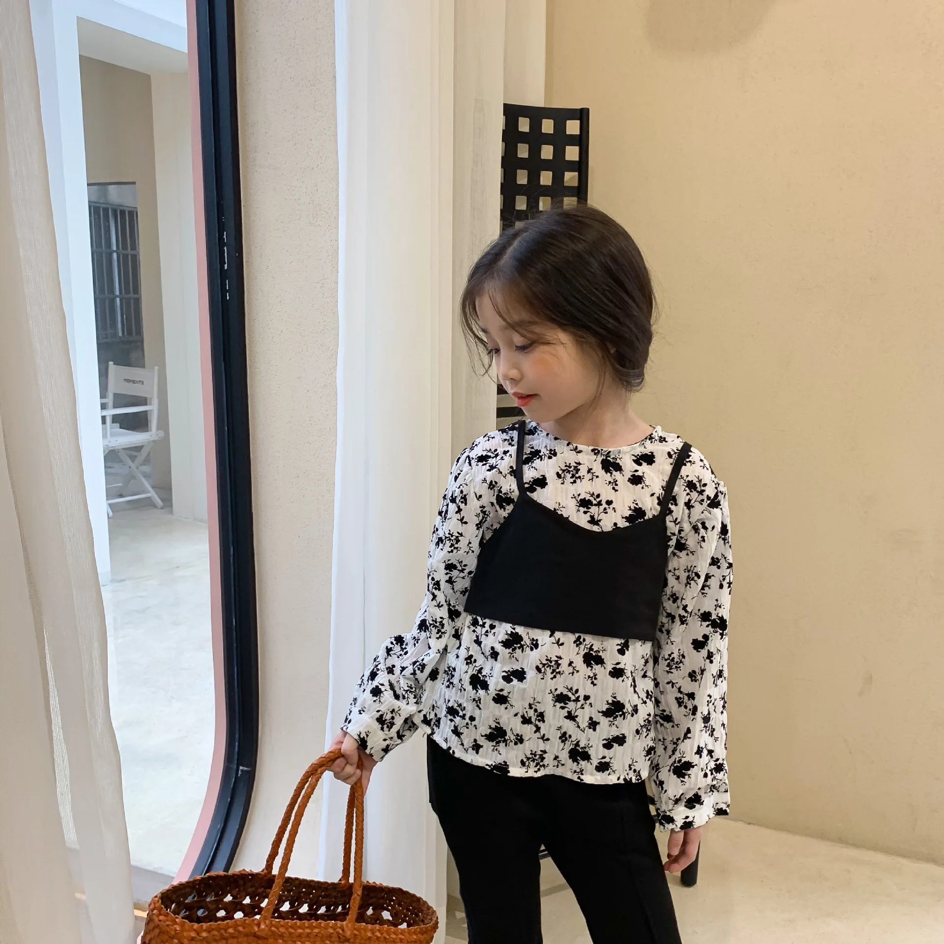 

2021 Fashion Spring Children Girl Long Sleeve Floral Printed Shirt with Black Sleeveless Vest 2 pcs Set 2-6T, As photos