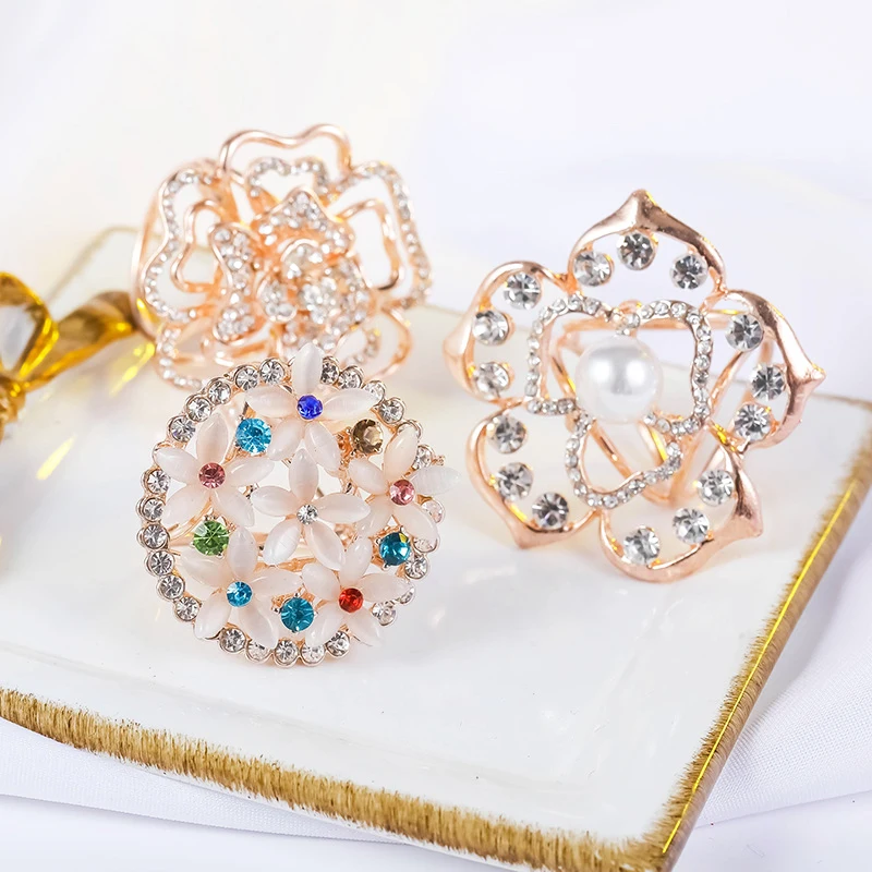 Crystal Flower Shape Scarf Buckle Clip Three Rings Elegant Rhinestone Brooch Pin Women Jewelry Scarf Buckle Ring