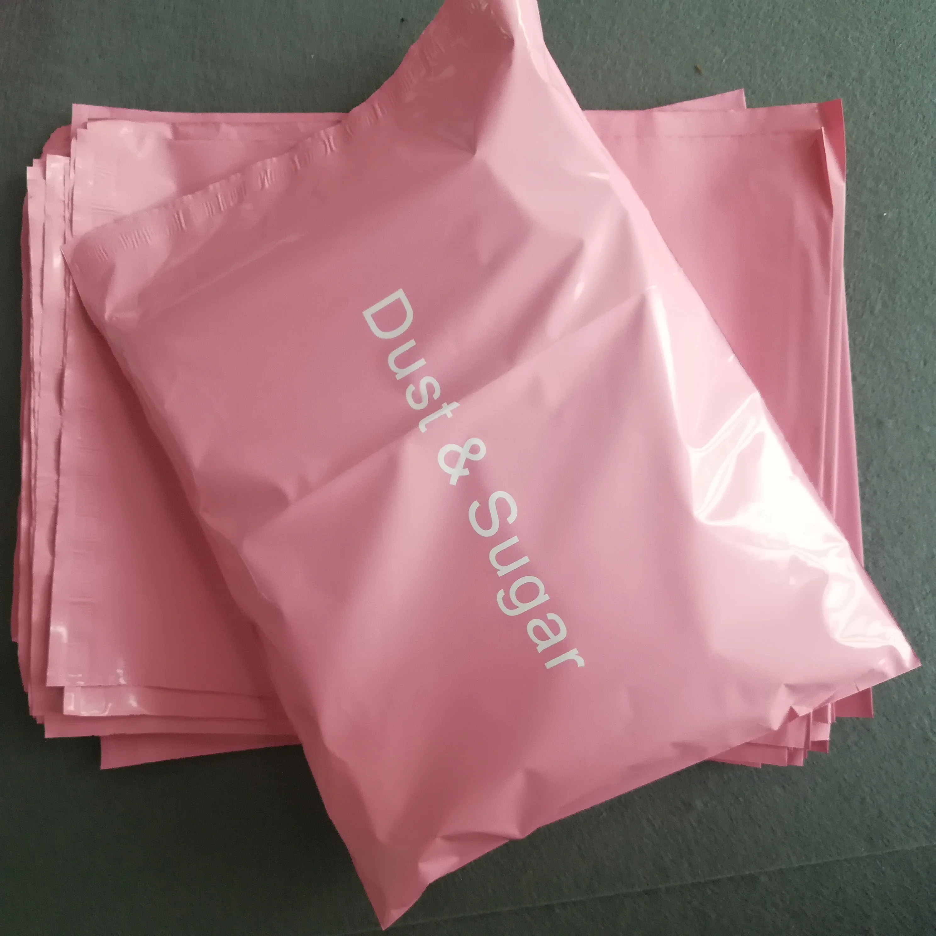 Amazon.com: Sobres de polietileno con asa, bolsas de envío para ropa :  Productos de Oficina