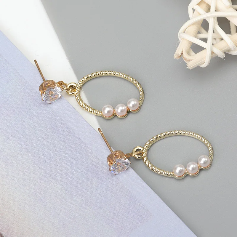 

New Arrival Vintage White Pearls Circle Gold Pendant Dangle Earrings For Women Round Hollow Pearl Dangle Statement Earrings