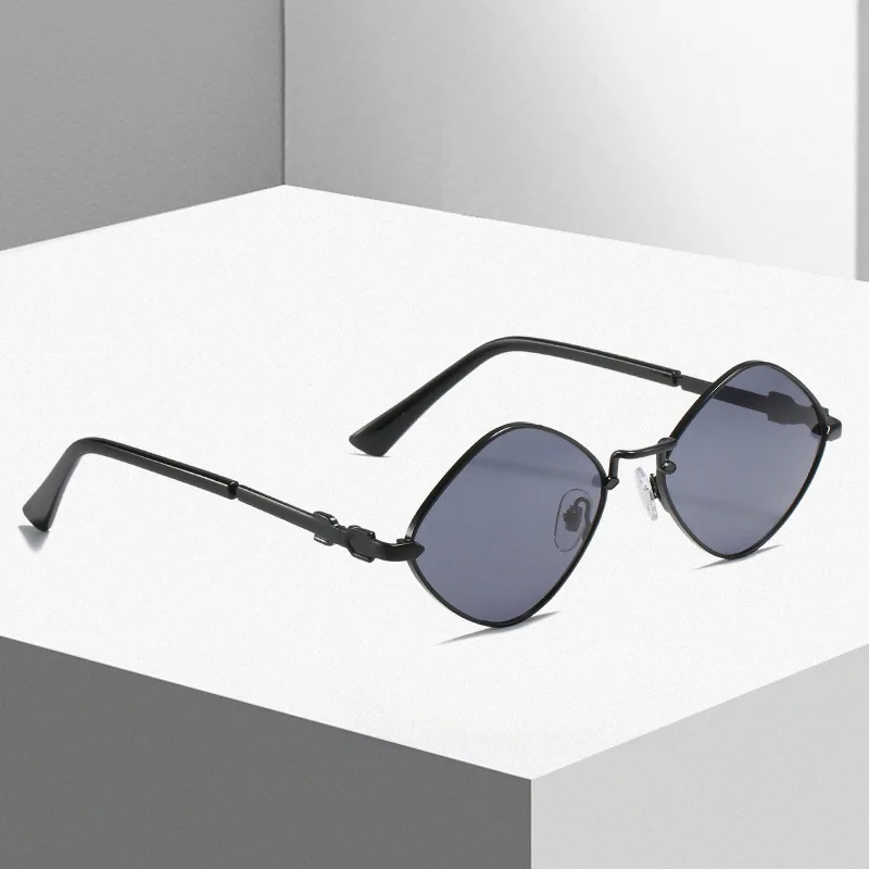 

Women's anti ultraviolet retro Diamond Frame Sunglasses Fashion small frame glasses