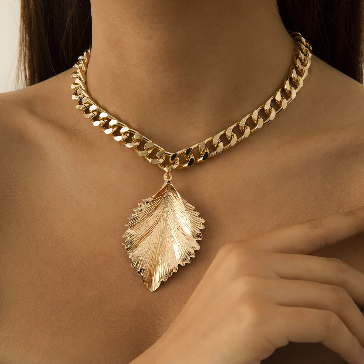 

2022 Ins new trendy gold plated leaf pendant wide cuban chain choker hip hop necklace for women, Picture
