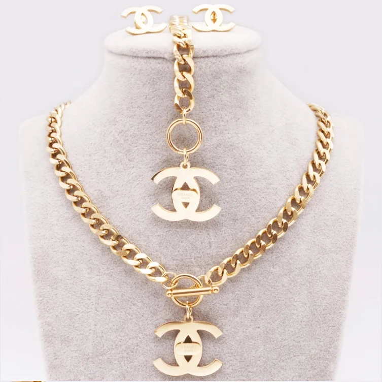 

Ladies stainless steel heart-shaped round pendant set with gold-plated jewelry