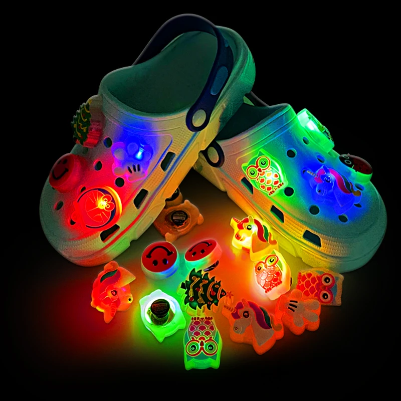 

2021 New Design Wholesale LED Light Sparkle Cool Beautiful Shoes Charms for Kids PVC Charm Sandal Clogs Clog Shoes Accessories, Picture