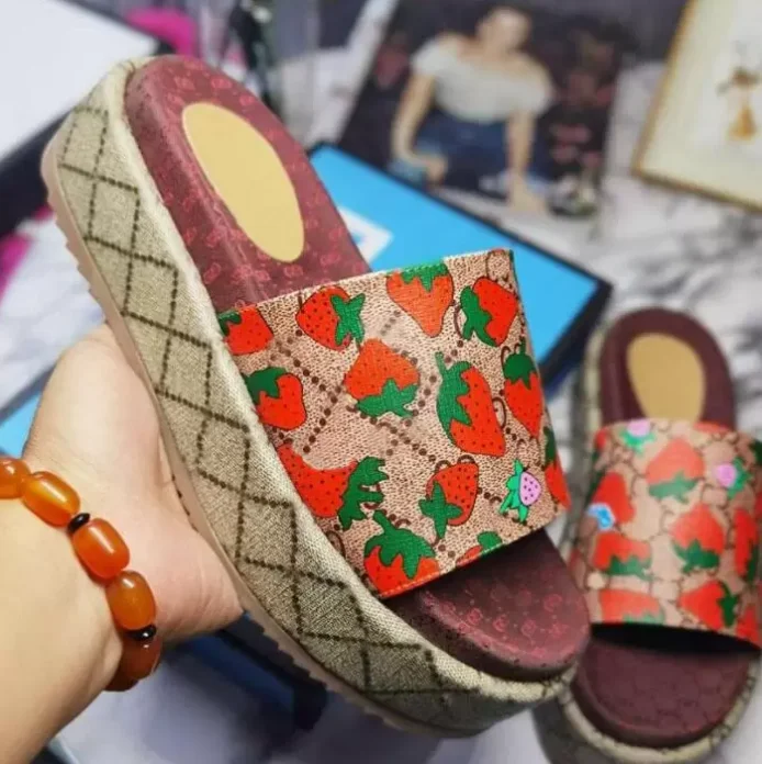 

New high quality Designer Shoes Famous Brand Original 1:1 designer slippers luxury women Sandals