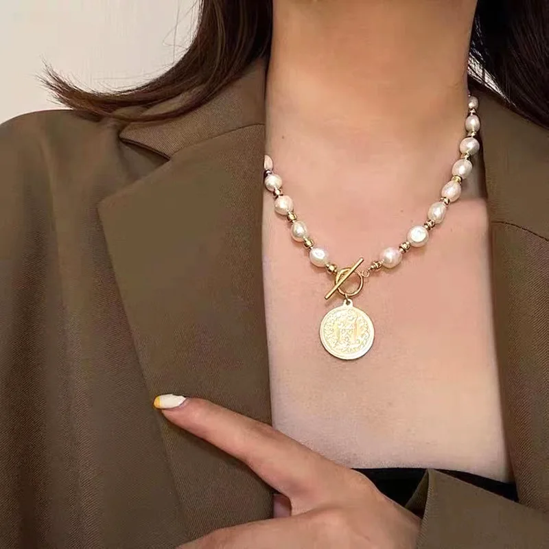 

Simple retro baroque pearl necklace portrait coin pendant necklace fashion temperament lady clavicle chain, Gold color