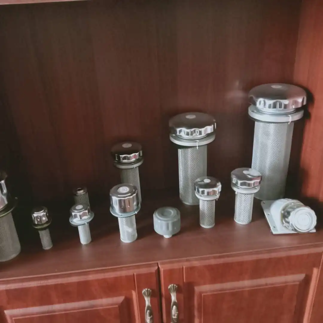 

Filler breather with strainer