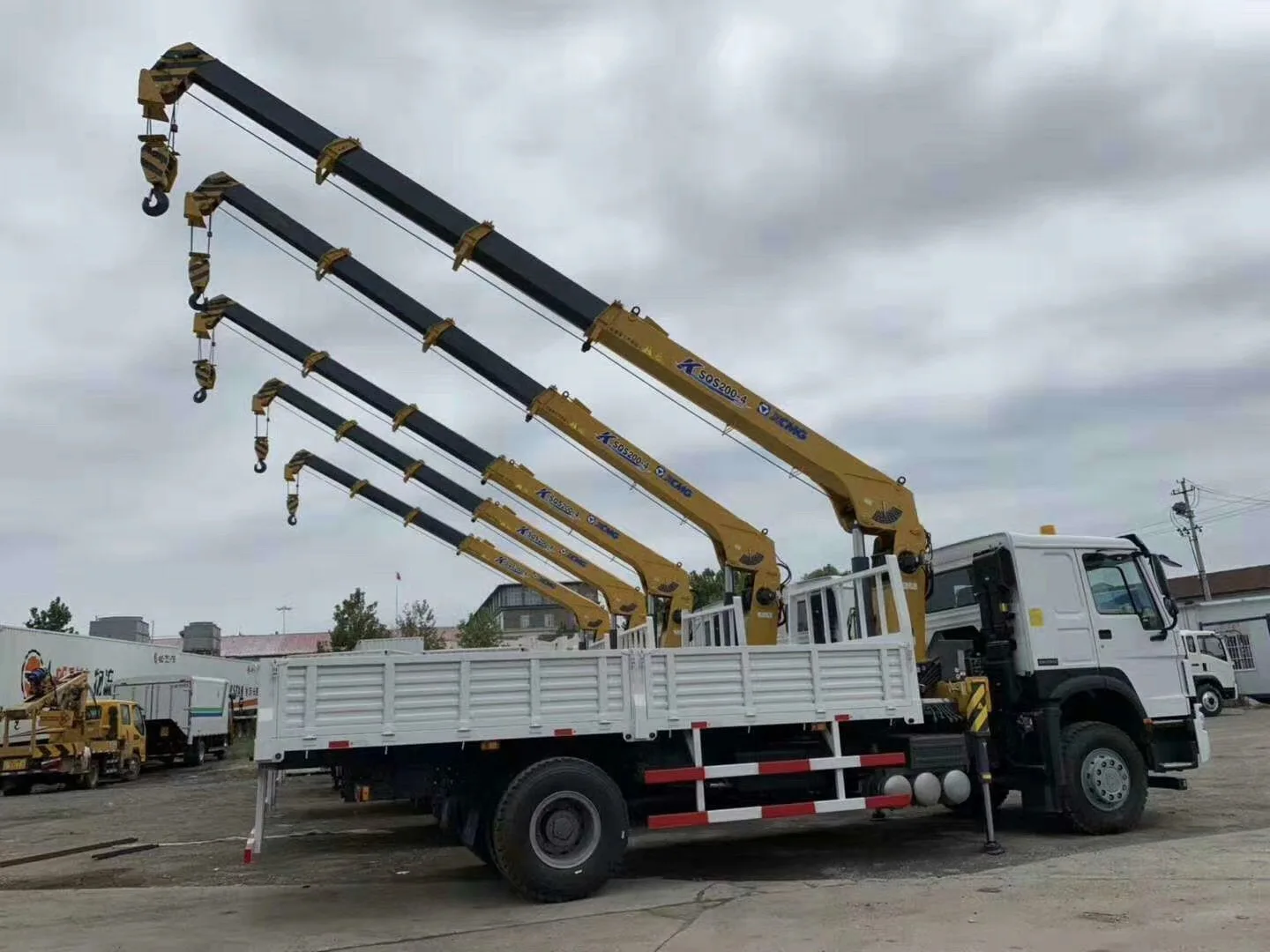 Howo 4x2 290hp 15tons Hydraulic Arm Truck Mounted Crane Price Boom