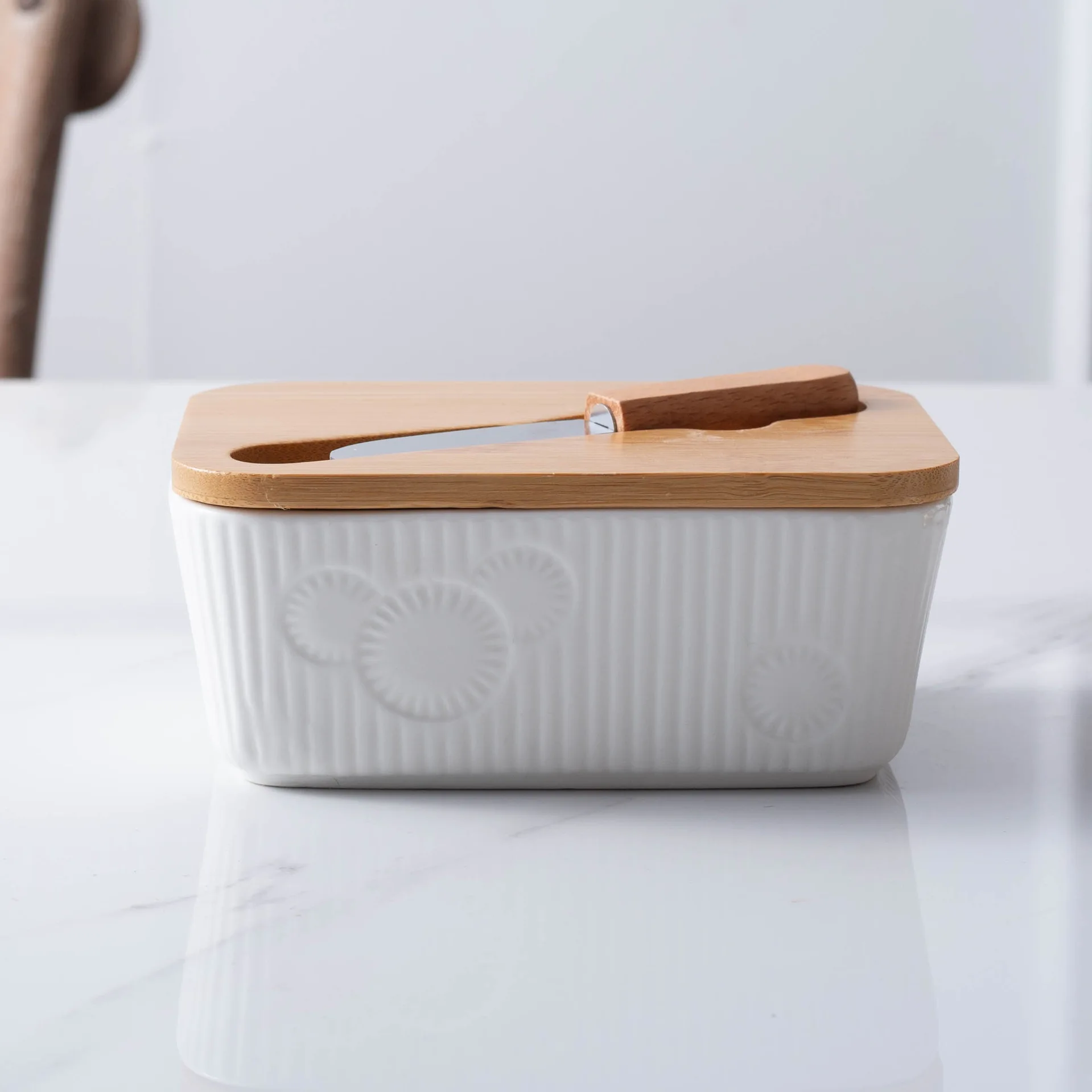 

Pure white ceramic butter dish with bamboo lid and knife for fridge bread sealed storage box for fridge can print logo