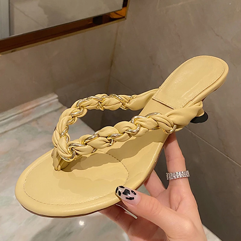 

New 2021 Design Weaving Strap Ladies Low Hees Shoes Fashion Metal Chain Decoration Women Slippers Summer Sandals Flip Flops