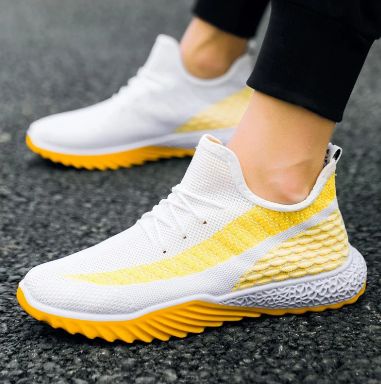 

2021 new trend anti-Slippery cheap thick super soft yellow sole yeezy running sports shoes mens casual shoes for men, Black