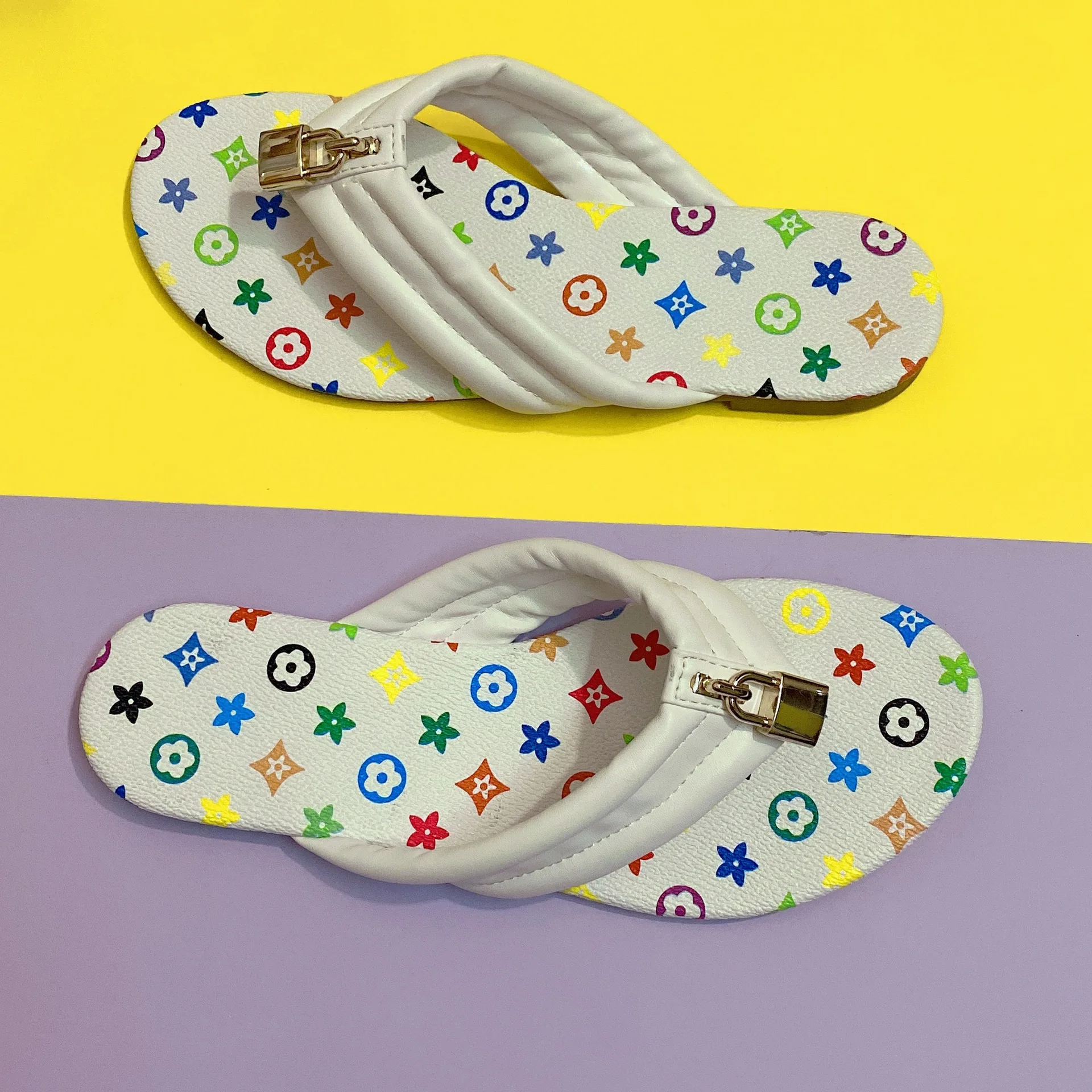 

DLL 2021Hot sell Fashion and comfortable newest pattern design with lock Middle Eastern painted women flip flop slipper, As picture or customized make