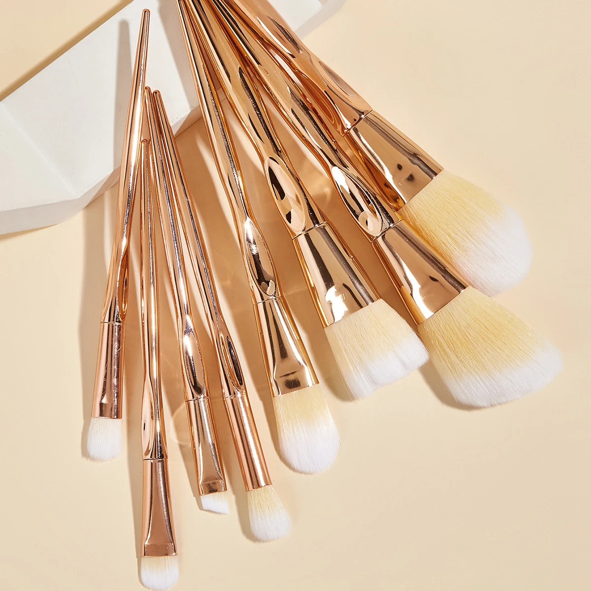 

2021 New Fashionable Rose Gold Glitter High Quality Heart Shaped Nylon Hair Cosmetic Makeup Brush Set