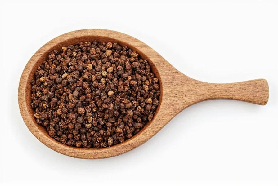 Nahaufnahme von gemahlenem Nelkenpulver in einem Gewürzglas mit Messlöffeln