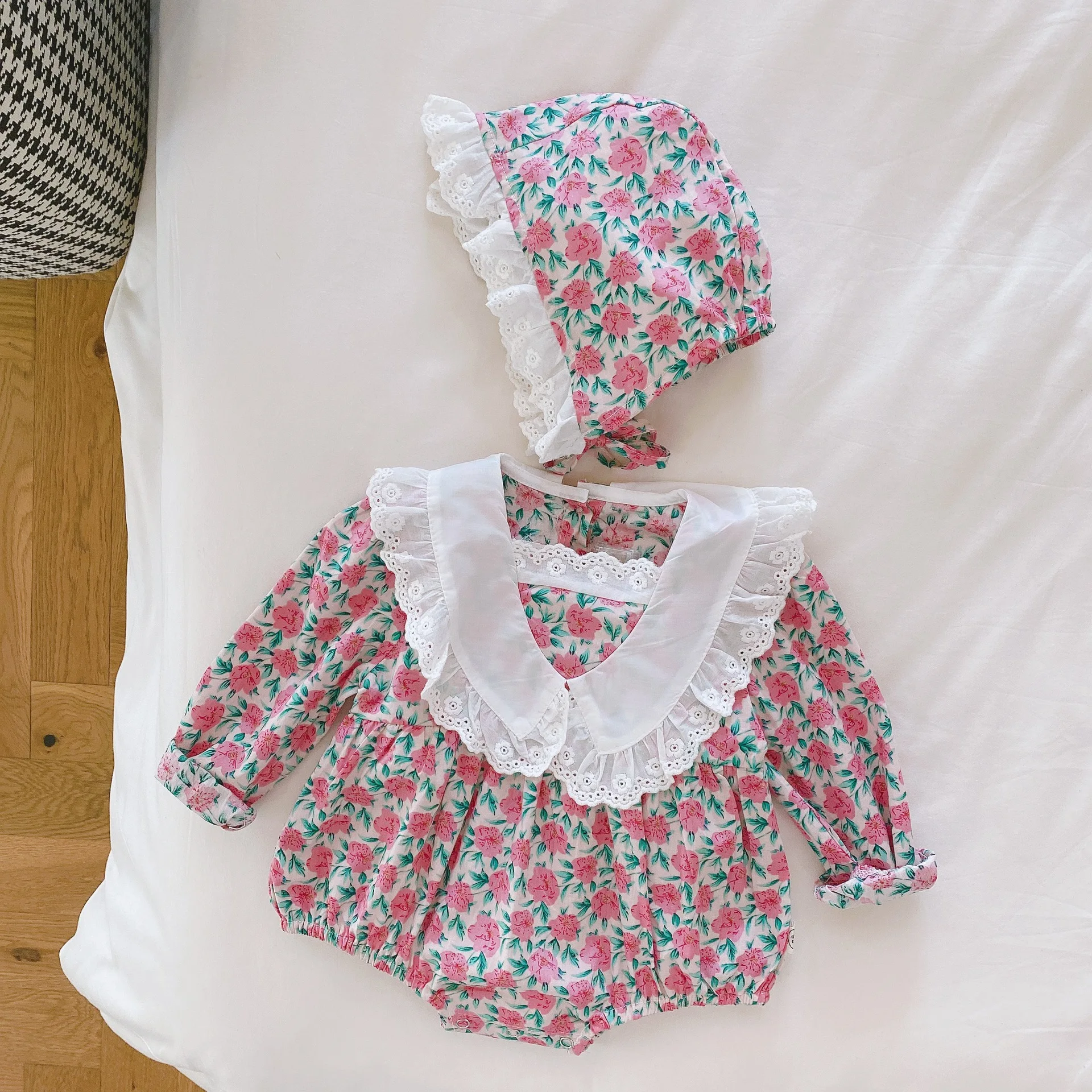 

rts 0-2 Years Old Baby Floral Romper 2020 Autumn Girl Lace V-neck Pastoral Long Sleeve One Piece jumpsuit