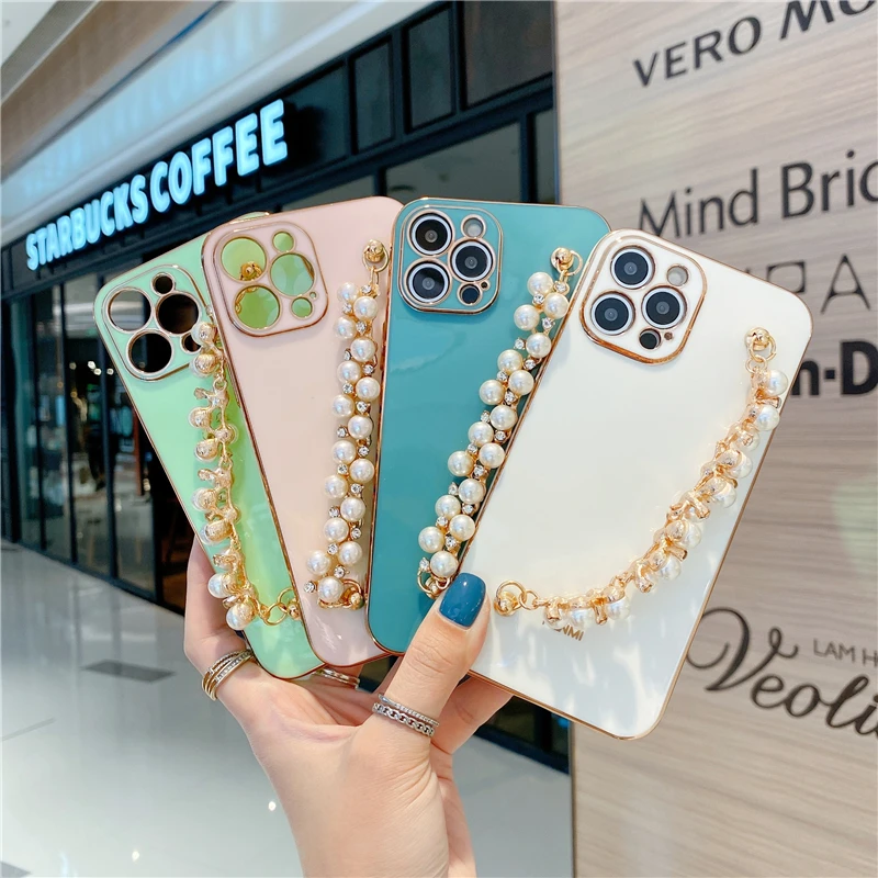 

fashion gold plating pearl chain hand strap phone case for iphone 11 12 pro,for iphone 12 luxury gold plated bracelet cases