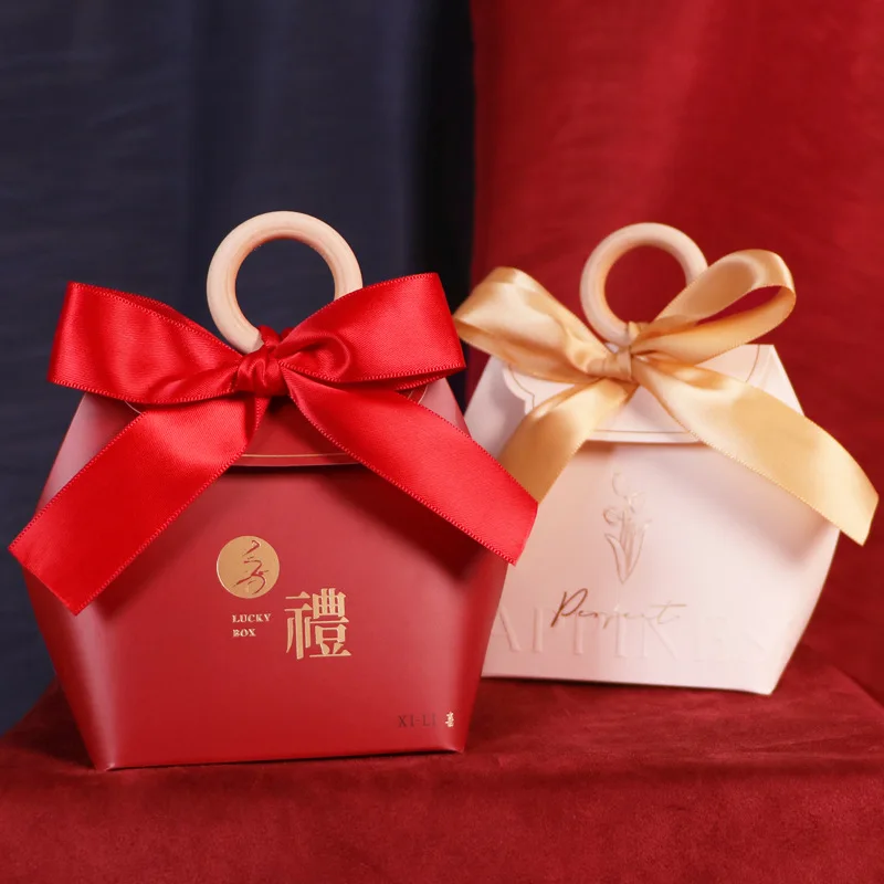 

Factory Wholesale Red Wedding Favors Candy Boxes with Handle Mini Candy Packaging Bag