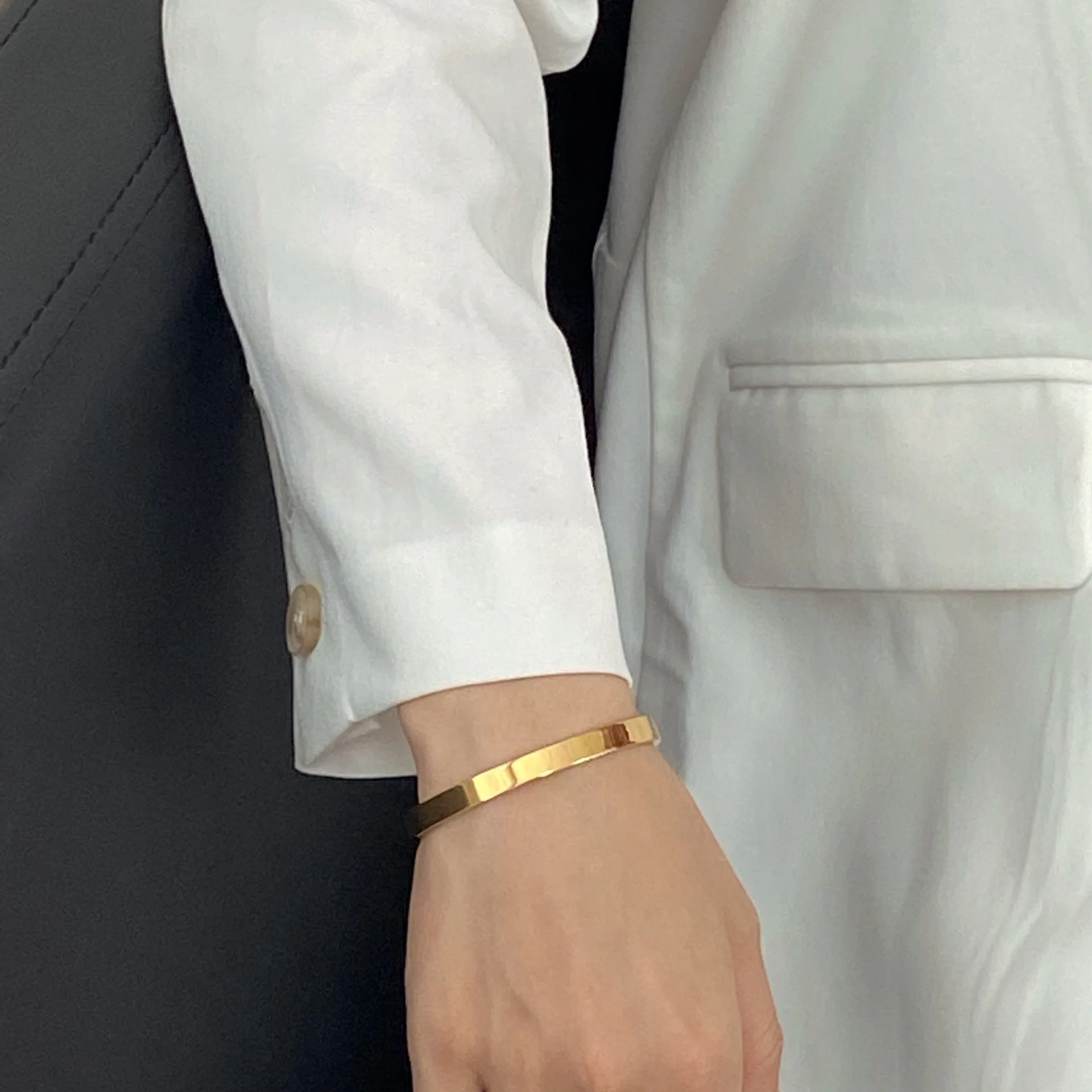

Fashion Customized Gold Stainless Steel Bangle Bracelet Logo Smooth Plane Semi Circle C ID Bangle Bracelet