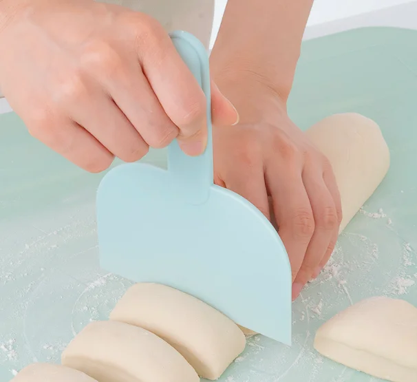 

Hot selling colorful Baking Tool Kitchen Accessories cake Dough Scraper