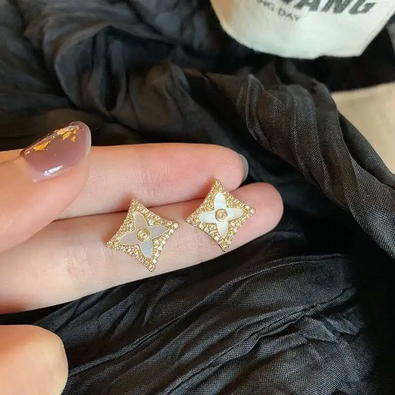 

New Design Four Leaf Cover Diamond Shape Crystal White Shell Stud Earrings Jewelry For Women
