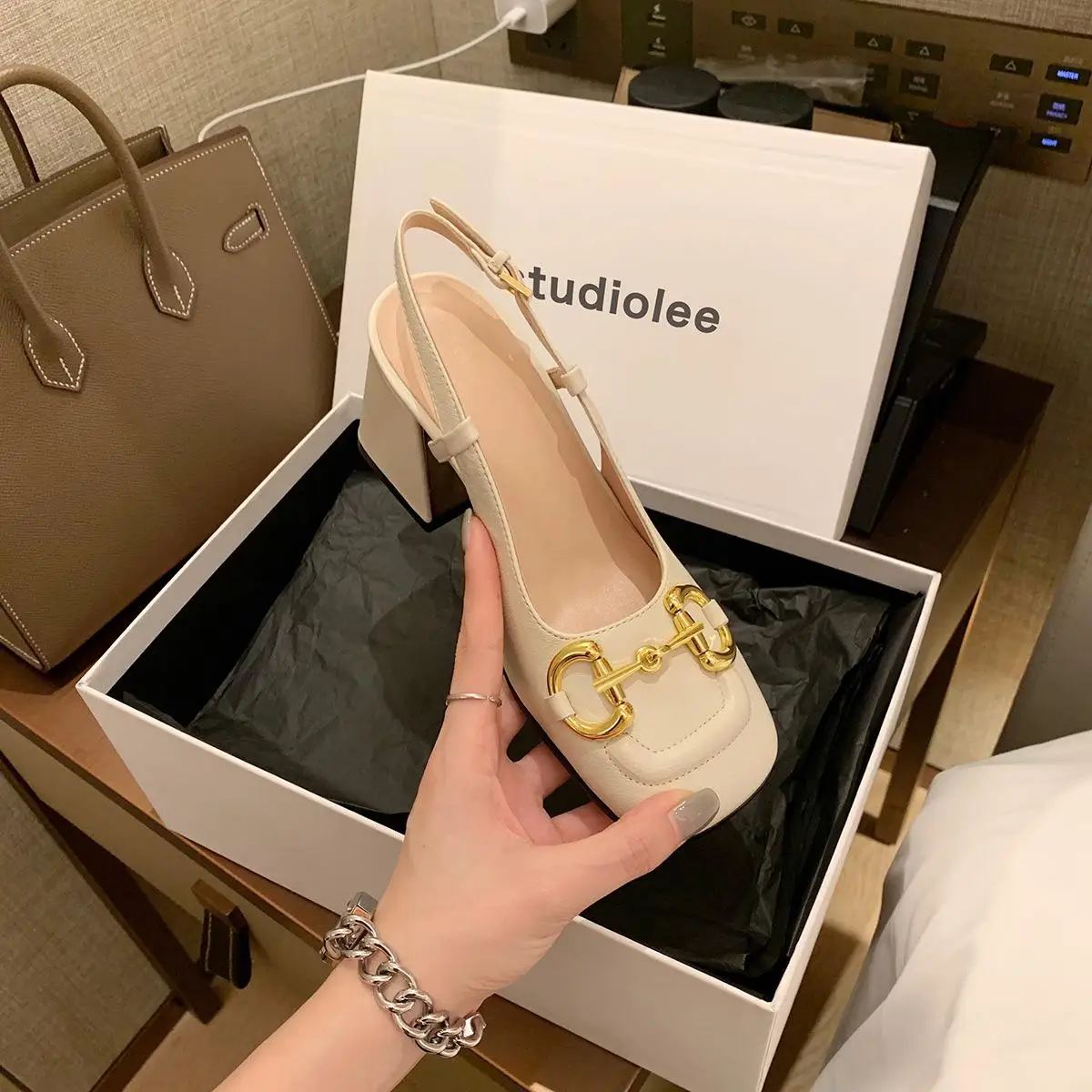 

Hot Sale Rubber Midsole Material Ankle Style Yellow Color Pumps
