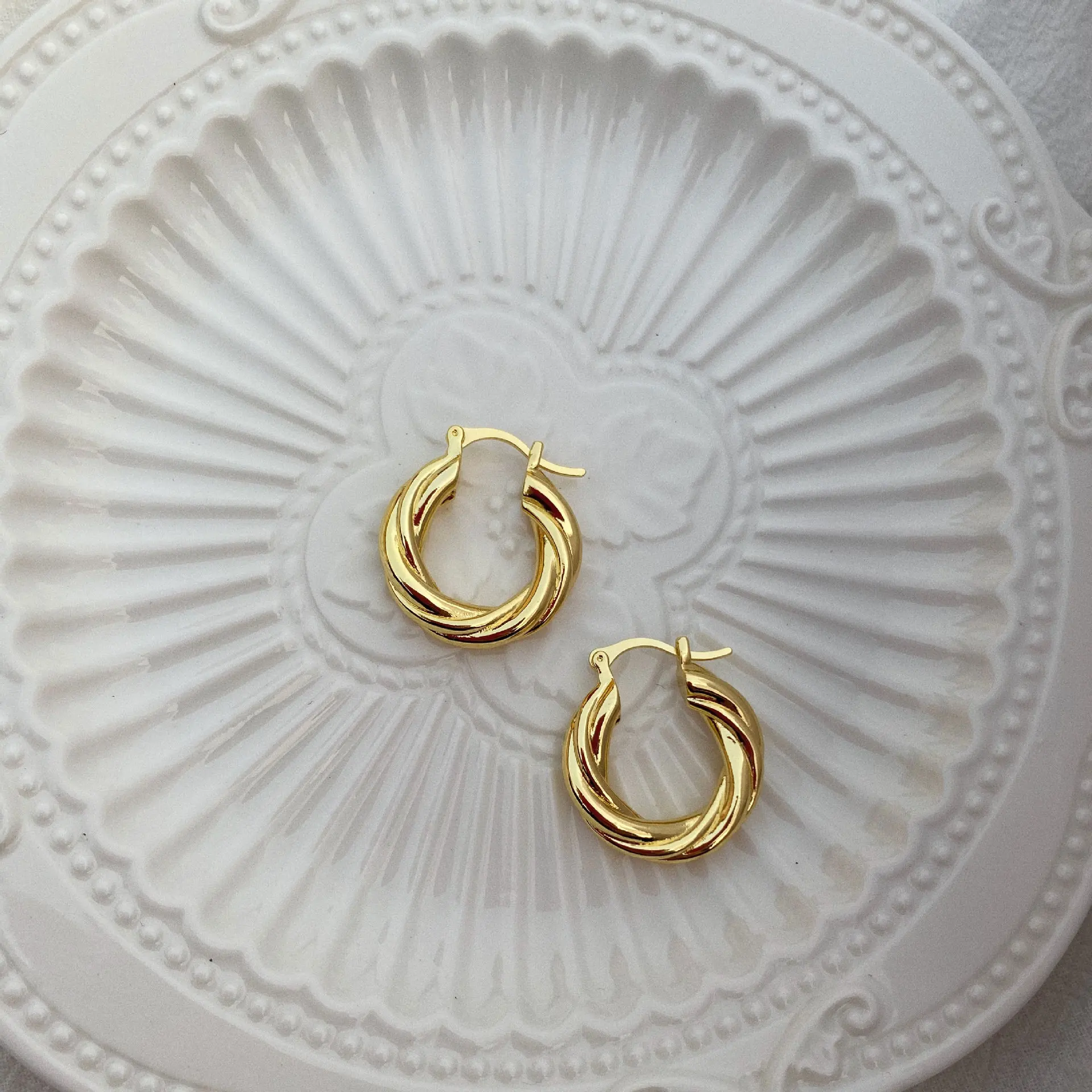 

Elegant Jewelry Gold Plated Tube Hoop Earring Classic Snap Closure Small Twisted Hoop Earring For Women