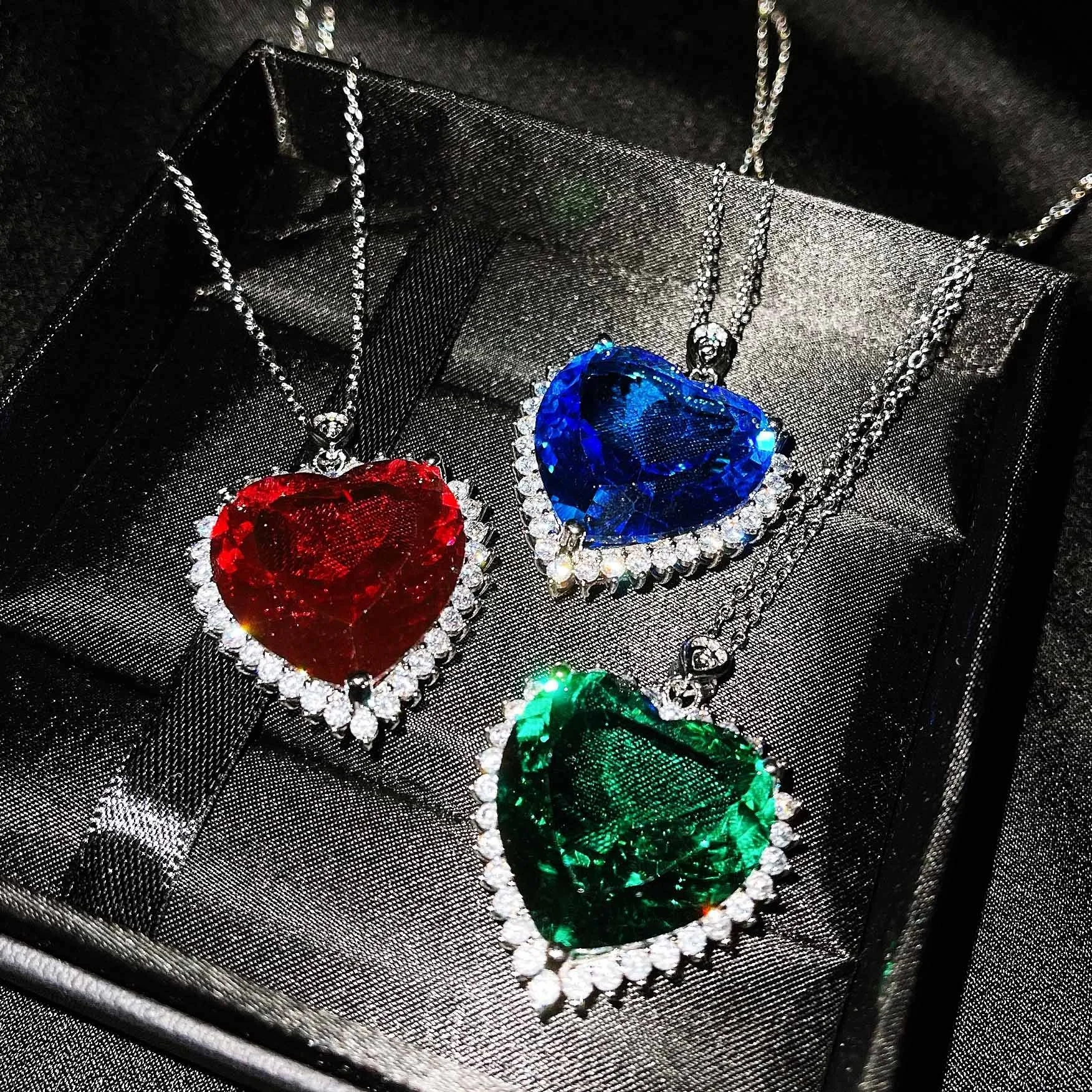 

Luxury Heart of the Ocean Gemstones Necklaces Big Pendants Blue/Red/Green Crystals For Women Girls Gift Wedding Feasts jewelry, Picture shows