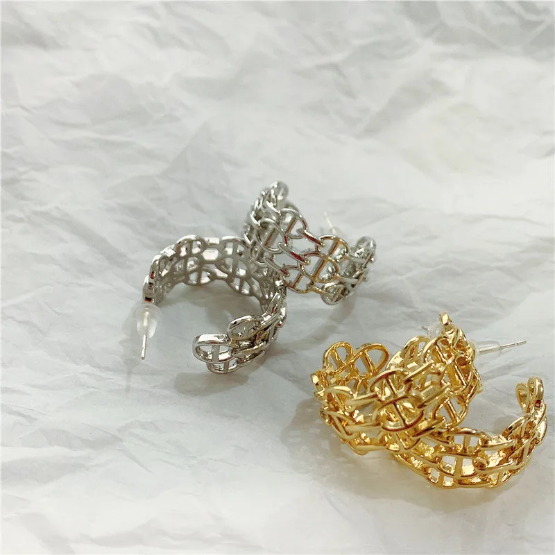 

Trendy Geometric Multi-Layer Hollow Metal Pig Nose Chain C-Shaped Stud Earring Women Simple Creative Jewelry Gift 202105