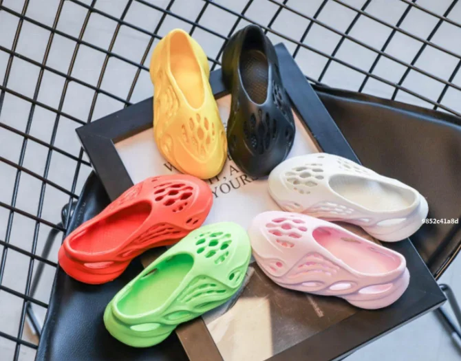 

2021 Summer Kids Fashion Slipper Beach Yeezy Sandals Jelly Water Shoes Footwear For Girls And Boys, As picture