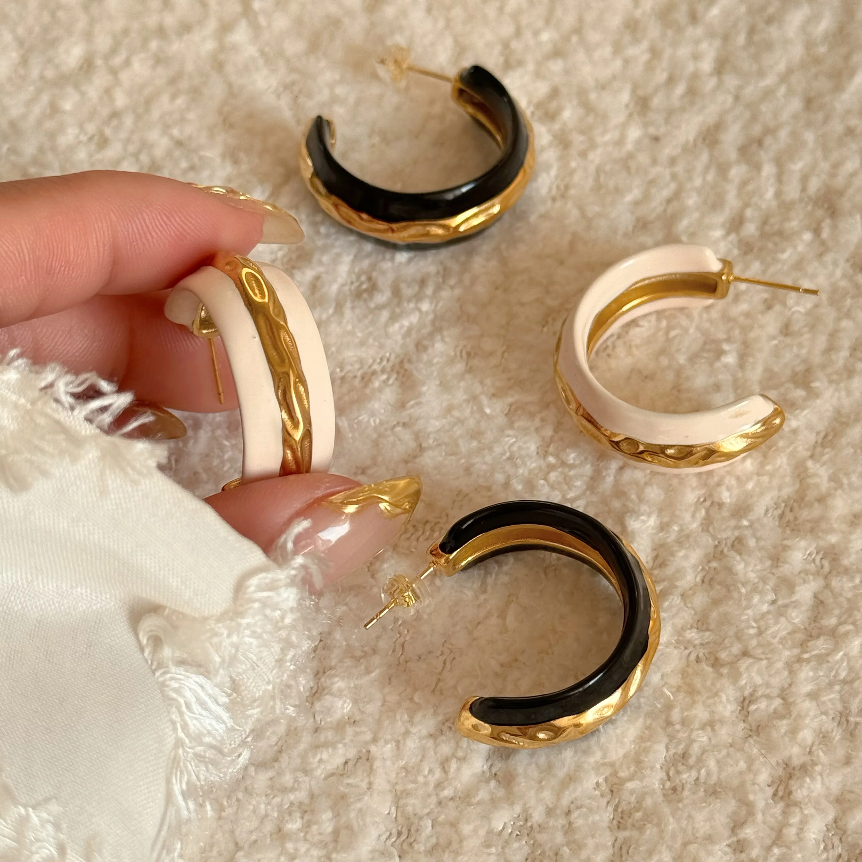 

2024 Dazan New HOT 18k Gold Plated Hypoallergenic Stainless Steel Boho Black And White Drops Emboss C Hoop Earrings