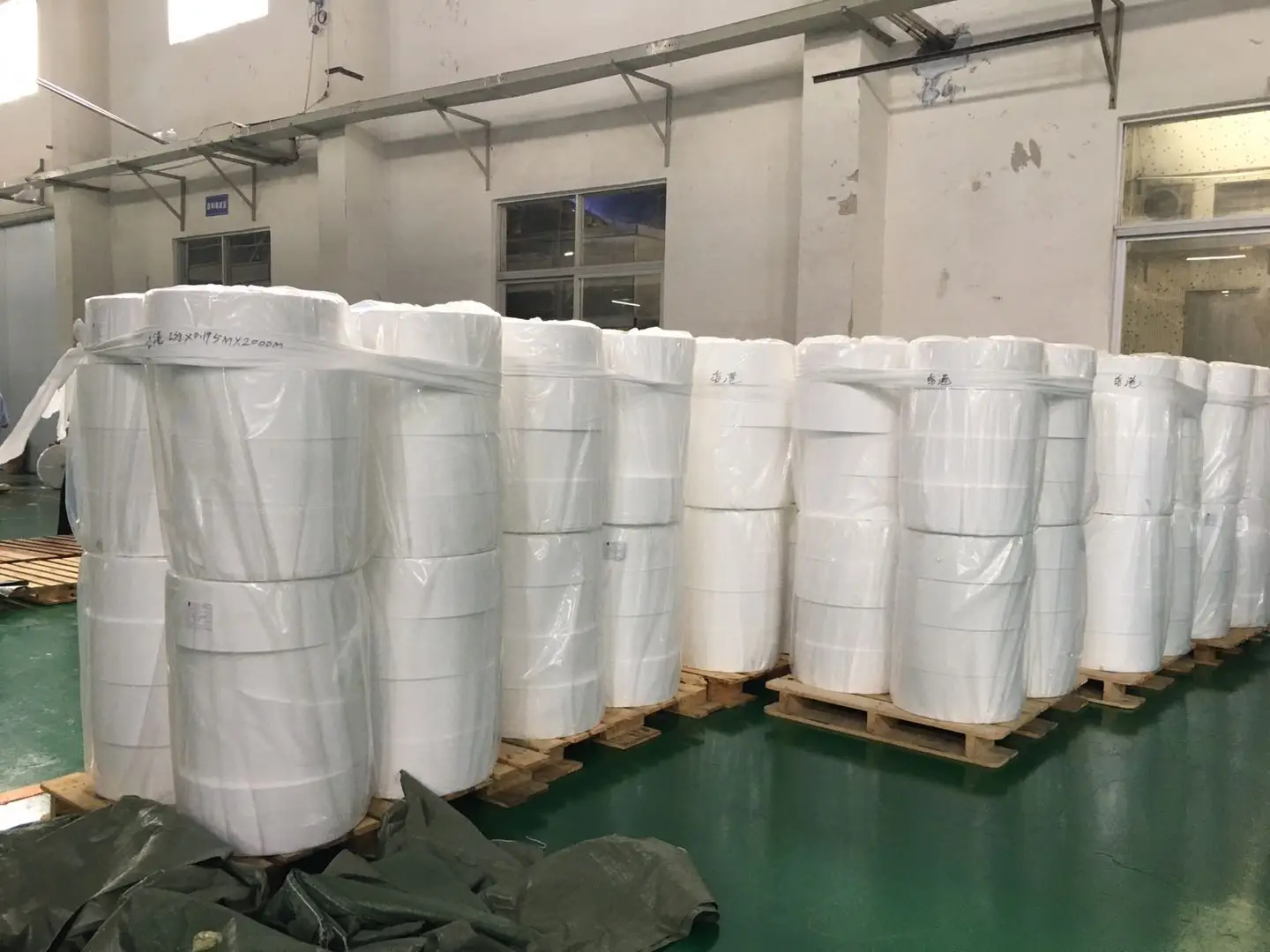 
China face mask and gowns non woven supplier polypropylene nonwoven roll fabric raw materials nonwoven fabric 