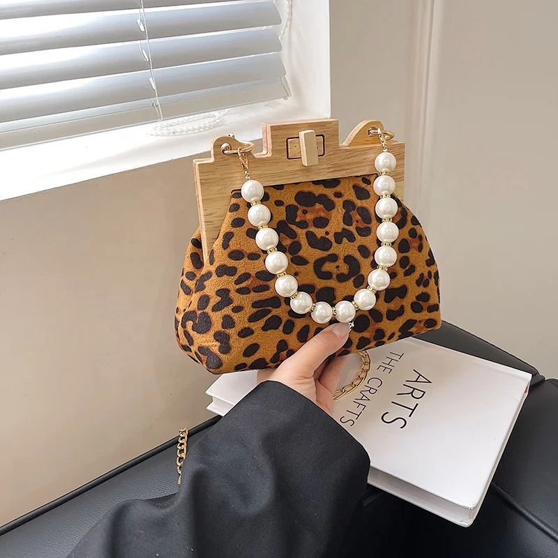 

2021 Winter Style Pearl Straps Purse Wood Handle Cross Shoulder Lady Small jelly Handbags Leopard Print Fur Woman Bag