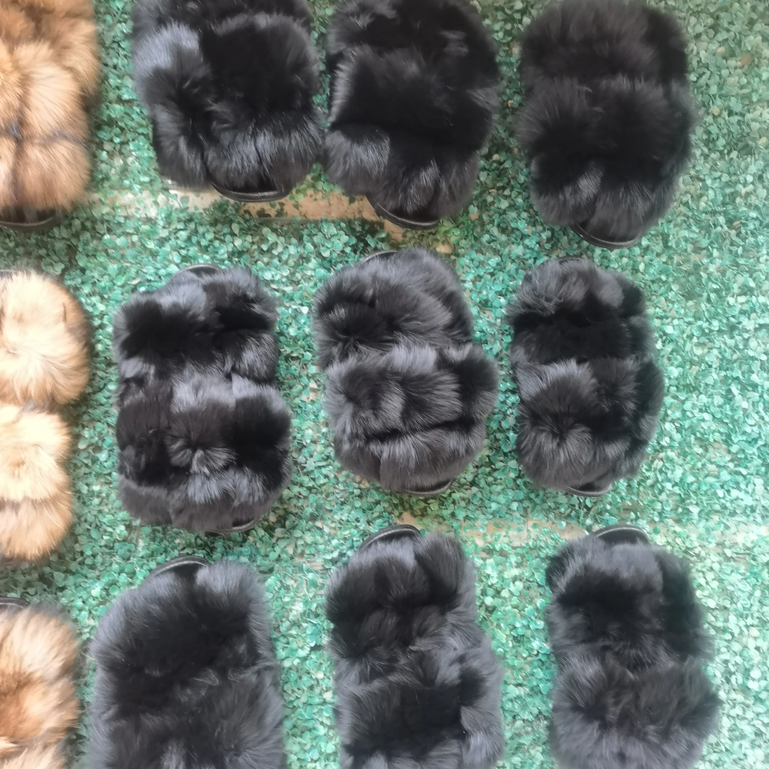 

2021 high quality fur slides private label fur slippers fur ball pom pom slippers slides, Customized color