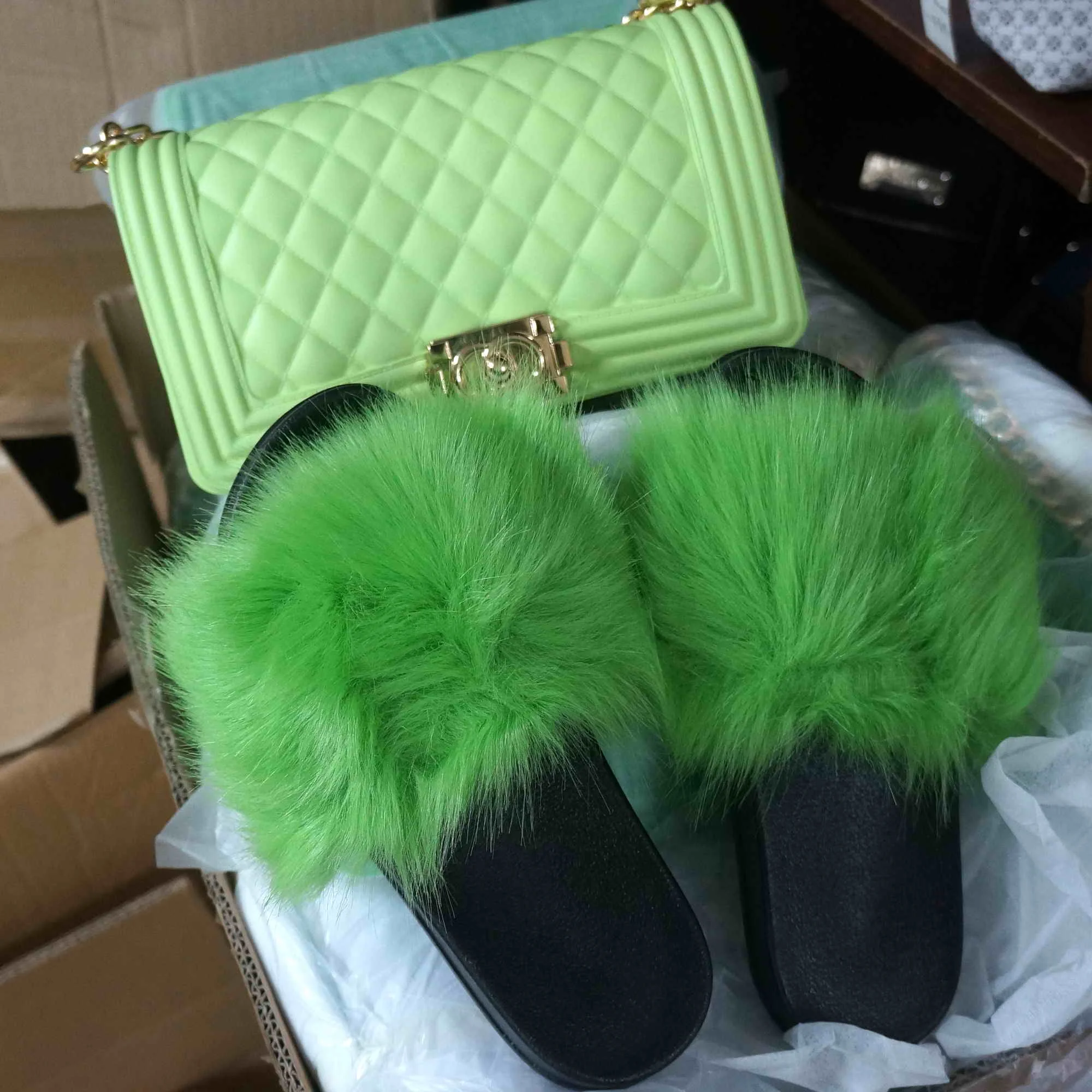 

2021 Hot selling colorful faux fur slides and rainbow color purse for women