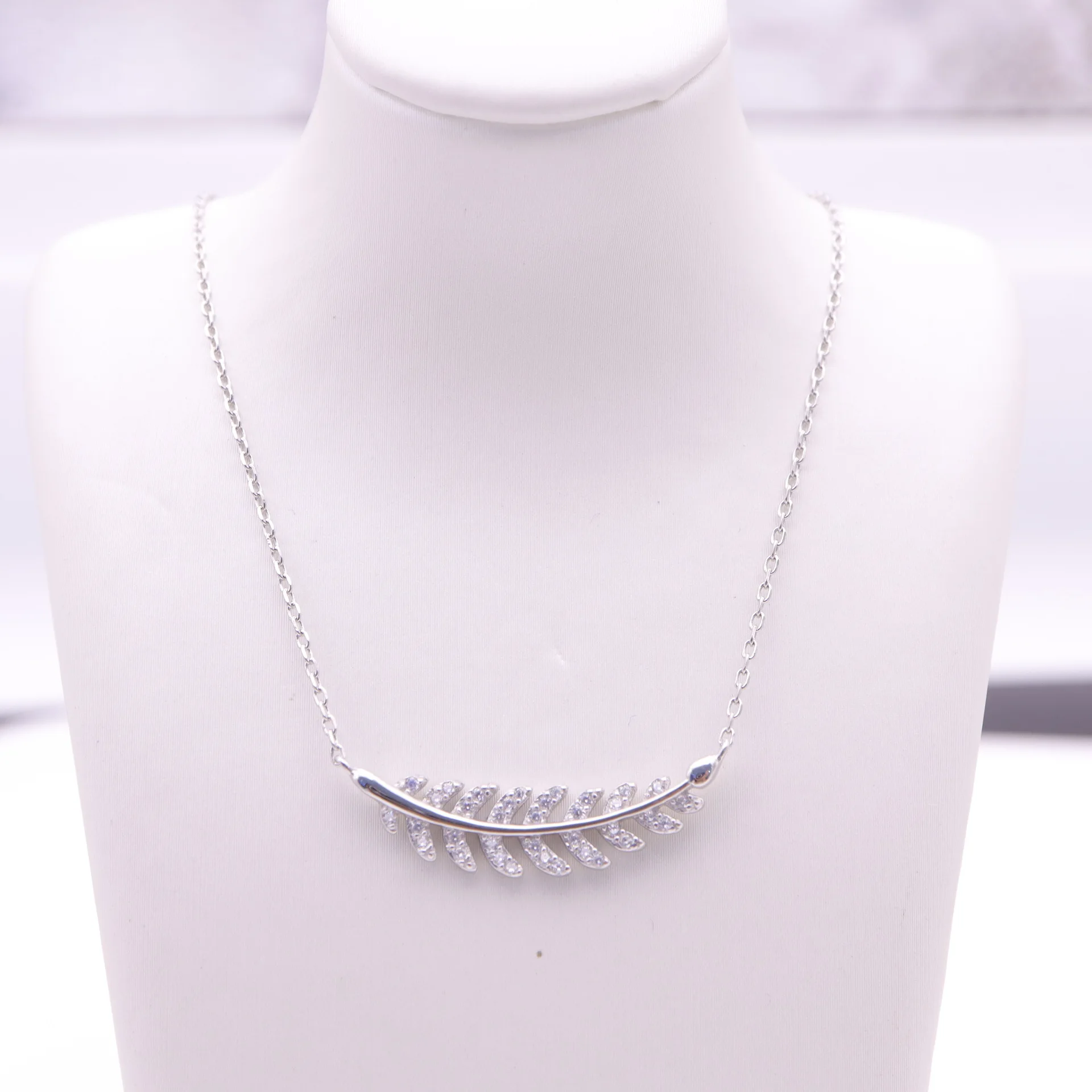 

Factory Wholesale Leaf Necklace Sterling Silver Charm Necklace Zircon Feather Necklace For Woman, As picture